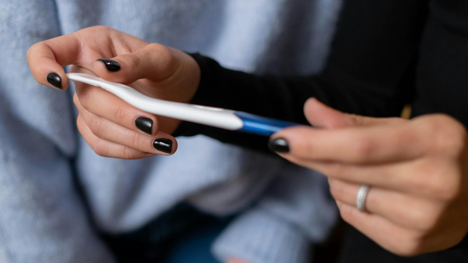 What are the first pregnancy symptoms and how to manage them?