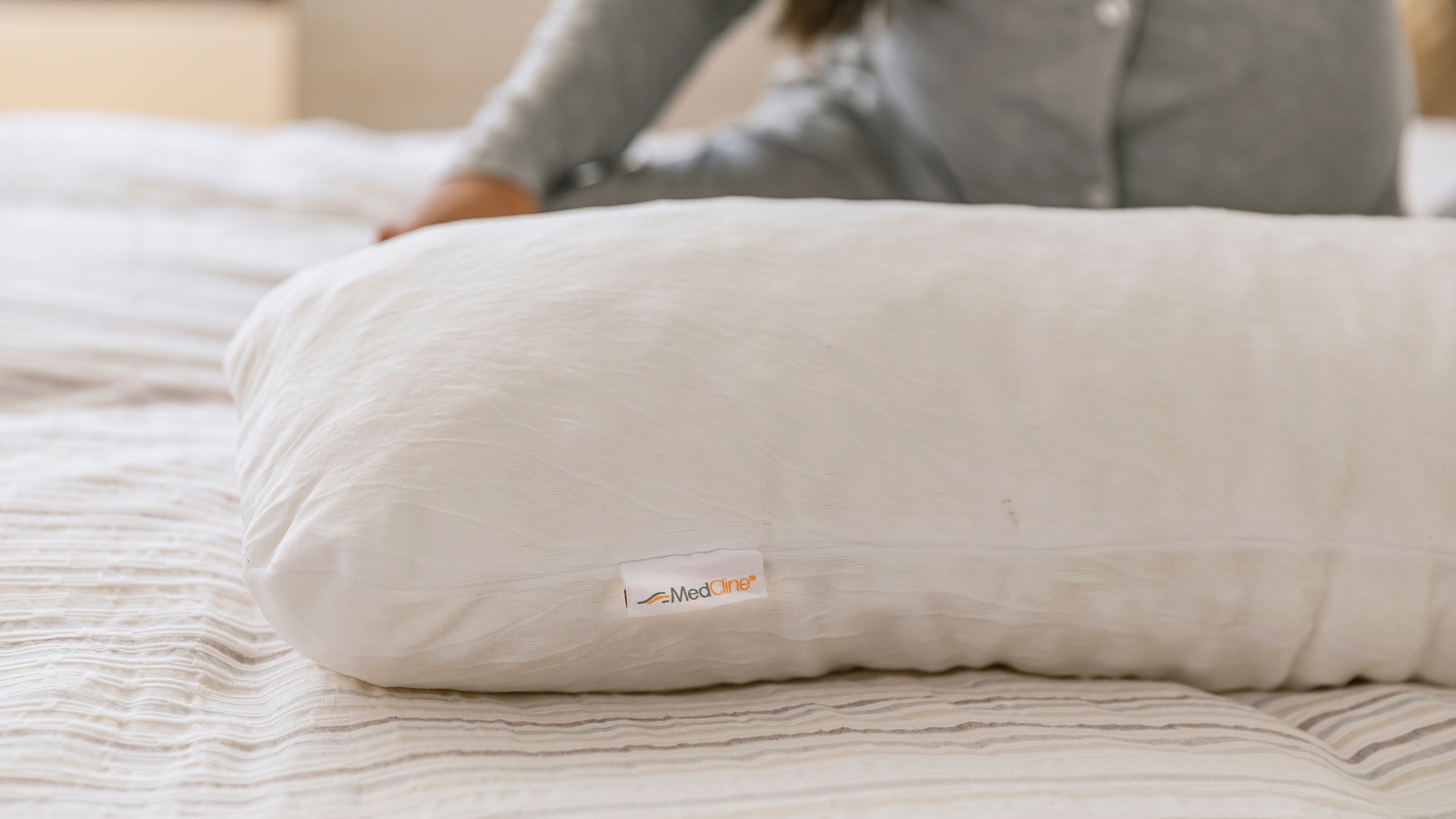 How to Use a Pregnancy Body Pillow | MedCline - MedCline UK